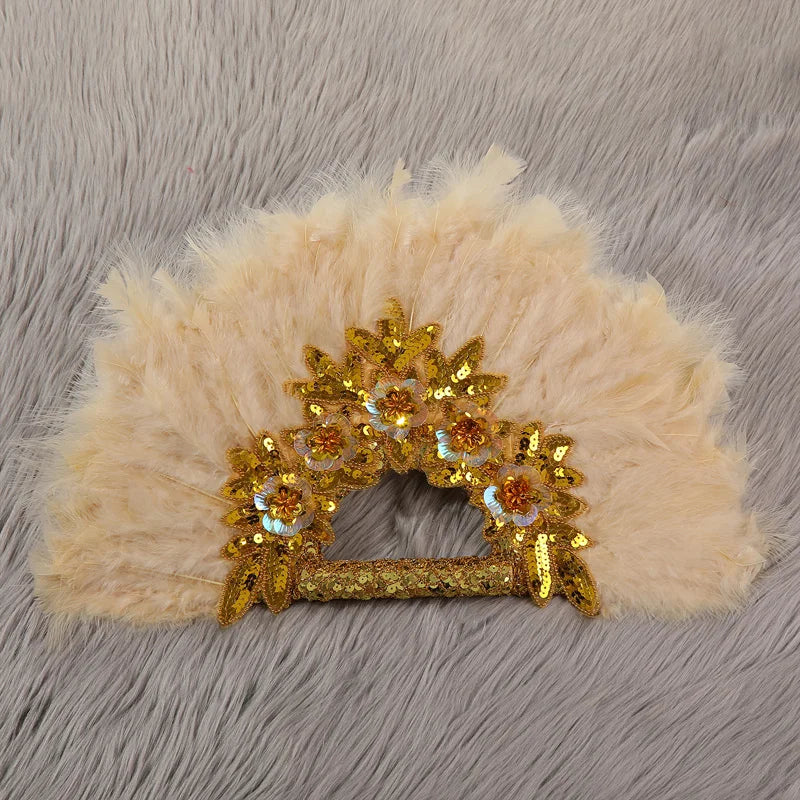 Elegant  feather fan, for the bride and bridesmaids to add a touch of romantic style, so that every moment becomes an eternal me