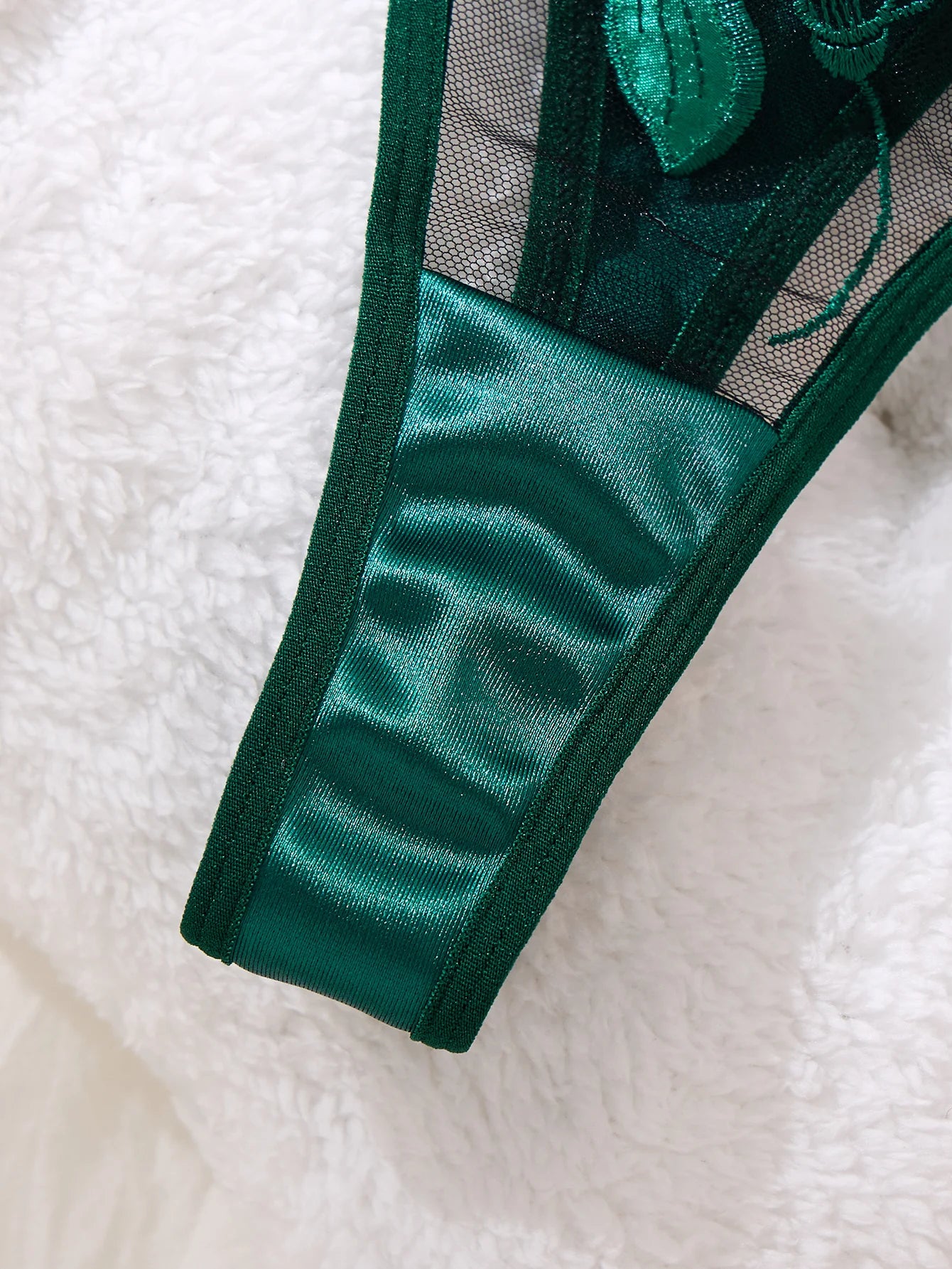 Green-colored embroidered print pajama set - A set featuring a floral design suitable for women, a sexy bra ZA824031